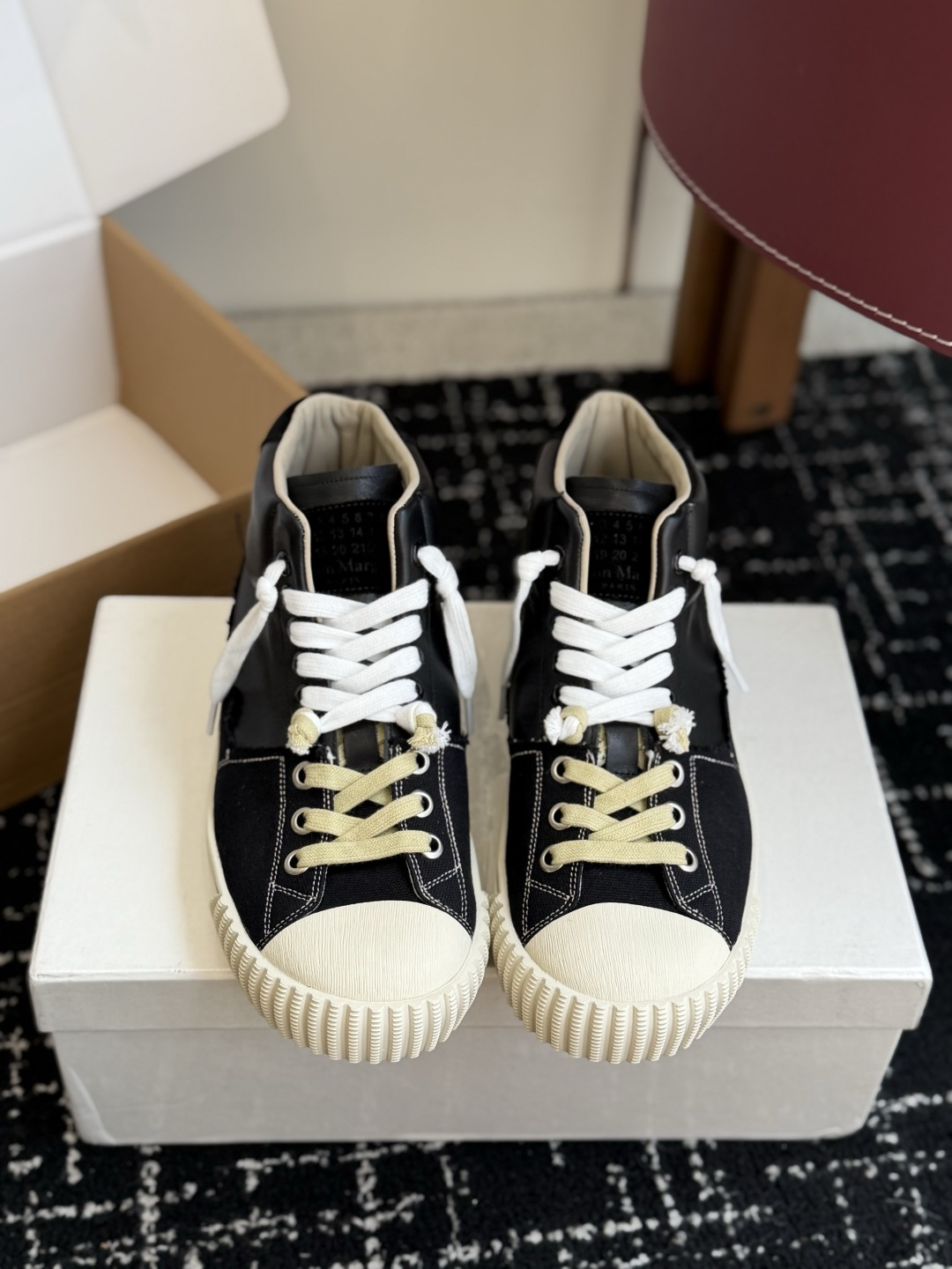 代购级 MaisonMargiela 26ss帆布 系列 马吉拉 MM6 帆布 高帮运动鞋 包头拖火爆来袭!太香了 代购级 MaisonMargiela 26ss帆布 系列 马吉拉 MM6 帆布 高帮运动鞋 包头拖火爆来袭!太香了