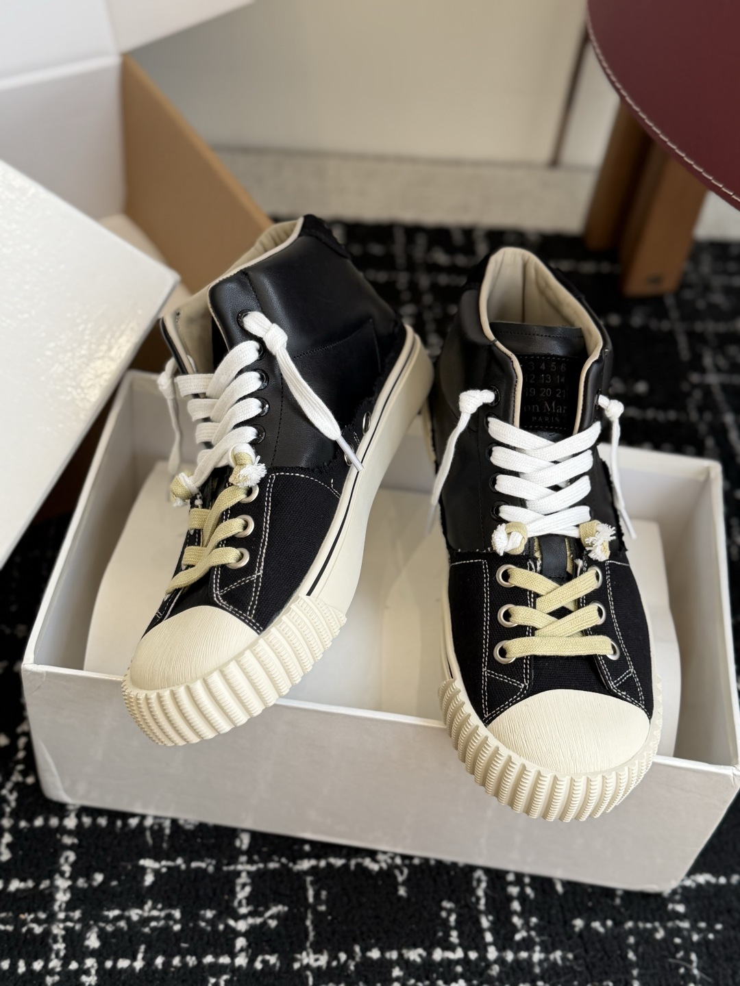 代购级 MaisonMargiela 26ss帆布 系列 马吉拉 MM6 帆布 高帮运动鞋 包头拖火爆来袭!太香了 代购级 MaisonMargiela 26ss帆布 系列 马吉拉 MM6 帆布 高帮运动鞋 包头拖火爆来袭!太香了