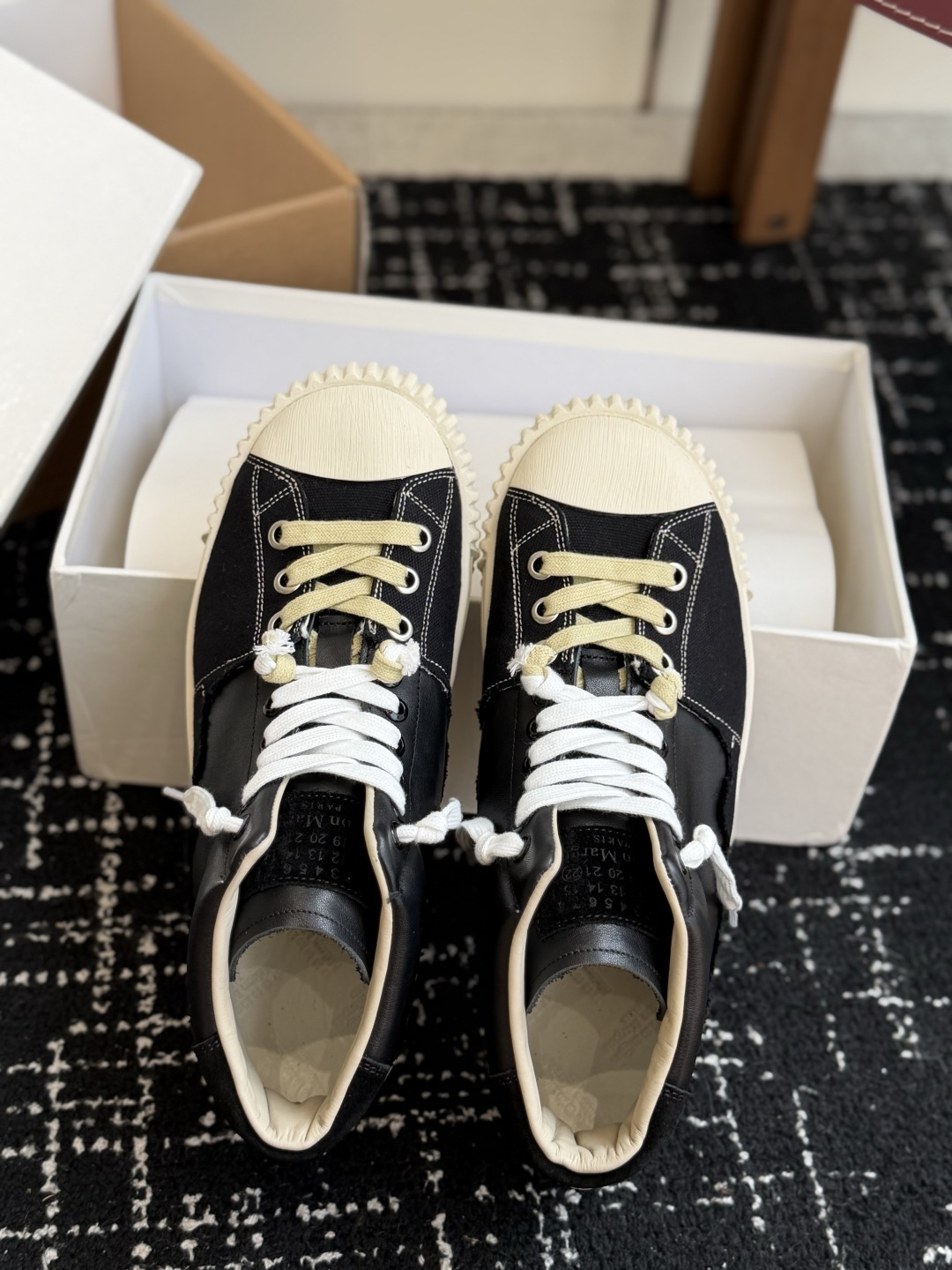 代购级 MaisonMargiela 26ss帆布 系列 马吉拉 MM6 帆布 高帮运动鞋 包头拖火爆来袭!太香了 代购级 MaisonMargiela 26ss帆布 系列 马吉拉 MM6 帆布 高帮运动鞋 包头拖火爆来袭!太香了