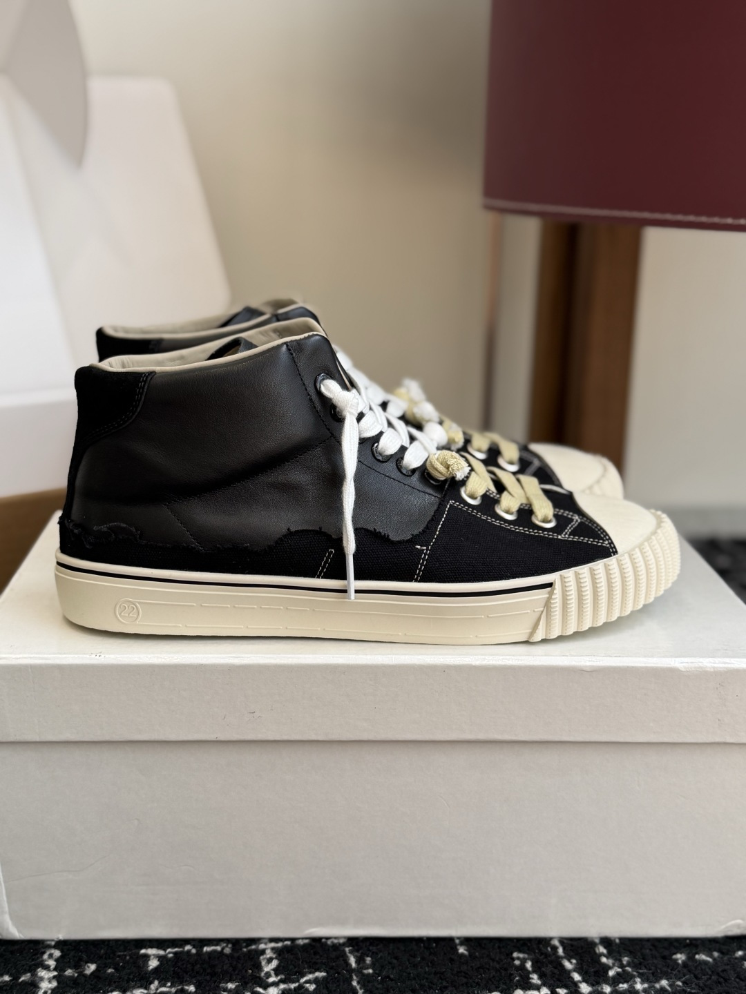 代购级 MaisonMargiela 26ss帆布 系列 马吉拉 MM6 帆布 高帮运动鞋 包头拖火爆来袭!太香了 代购级 MaisonMargiela 26ss帆布 系列 马吉拉 MM6 帆布 高帮运动鞋 包头拖火爆来袭!太香了