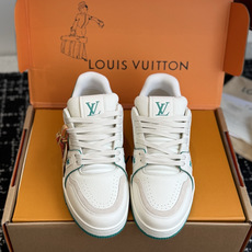 东莞代购级 LOUIS VUITTON Trainer lv休闲鞋皮革 圆头系带 字母签名 低帮 板鞋 鸳鸯 男女同款 东莞代购级 LOUIS VUITTON Trainer lv休闲鞋皮革 圆头系带 字母签名 低帮 板鞋 鸳鸯 男女同款