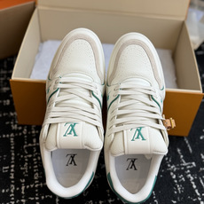 东莞代购级 LOUIS VUITTON Trainer lv休闲鞋皮革 圆头系带 字母签名 低帮 板鞋 鸳鸯 男女同款 东莞代购级 LOUIS VUITTON Trainer lv休闲鞋皮革 圆头系带 字母签名 低帮 板鞋 鸳鸯 男女同款