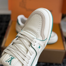 东莞代购级 LOUIS VUITTON Trainer lv休闲鞋皮革 圆头系带 字母签名 低帮 板鞋 鸳鸯 男女同款 东莞代购级 LOUIS VUITTON Trainer lv休闲鞋皮革 圆头系带 字母签名 低帮 板鞋 鸳鸯 男女同款