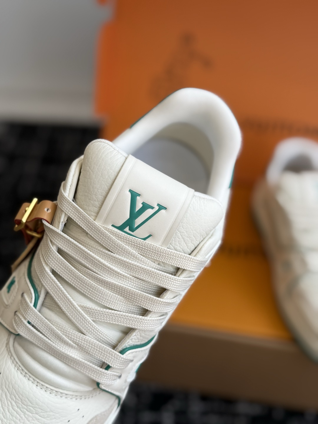 东莞代购级 LOUIS VUITTON Trainer lv休闲鞋皮革 圆头系带 字母签名 低帮 板鞋 鸳鸯 男女同款 东莞代购级 LOUIS VUITTON Trainer lv休闲鞋皮革 圆头系带 字母签名 低帮 板鞋 鸳鸯 男女同款
