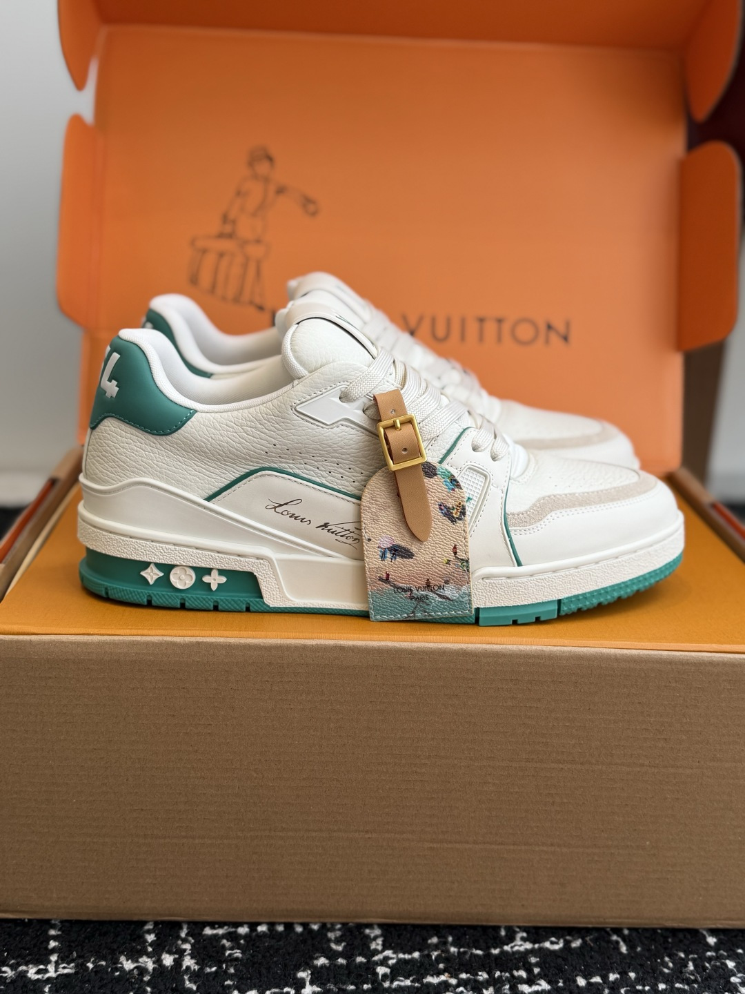 东莞代购级 LOUIS VUITTON Trainer lv休闲鞋皮革 圆头系带 字母签名 低帮 板鞋 鸳鸯 男女同款 东莞代购级 LOUIS VUITTON Trainer lv休闲鞋皮革 圆头系带 字母签名 低帮 板鞋 鸳鸯 男女同款