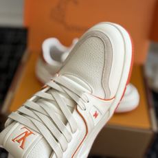 东莞代购级 LOUIS VUITTON Trainer lv休闲鞋皮革 圆头系带 字母签名 低帮 板鞋 鸳鸯 男女同款 东莞代购级 LOUIS VUITTON Trainer lv休闲鞋皮革 圆头系带 字母签名 低帮 板鞋 鸳鸯 男女同款