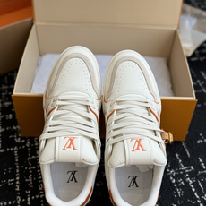 东莞代购级 LOUIS VUITTON Trainer lv休闲鞋皮革 圆头系带 字母签名 低帮 板鞋 鸳鸯 男女同款 东莞代购级 LOUIS VUITTON Trainer lv休闲鞋皮革 圆头系带 字母签名 低帮 板鞋 鸳鸯 男女同款