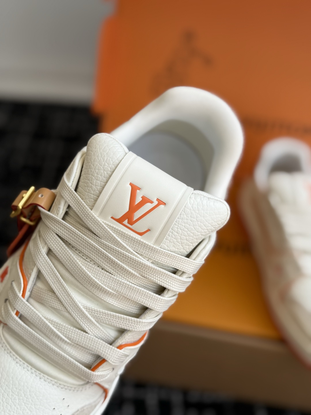 东莞代购级 LOUIS VUITTON Trainer lv休闲鞋皮革 圆头系带 字母签名 低帮 板鞋 鸳鸯 男女同款 东莞代购级 LOUIS VUITTON Trainer lv休闲鞋皮革 圆头系带 字母签名 低帮 板鞋 鸳鸯 男女同款