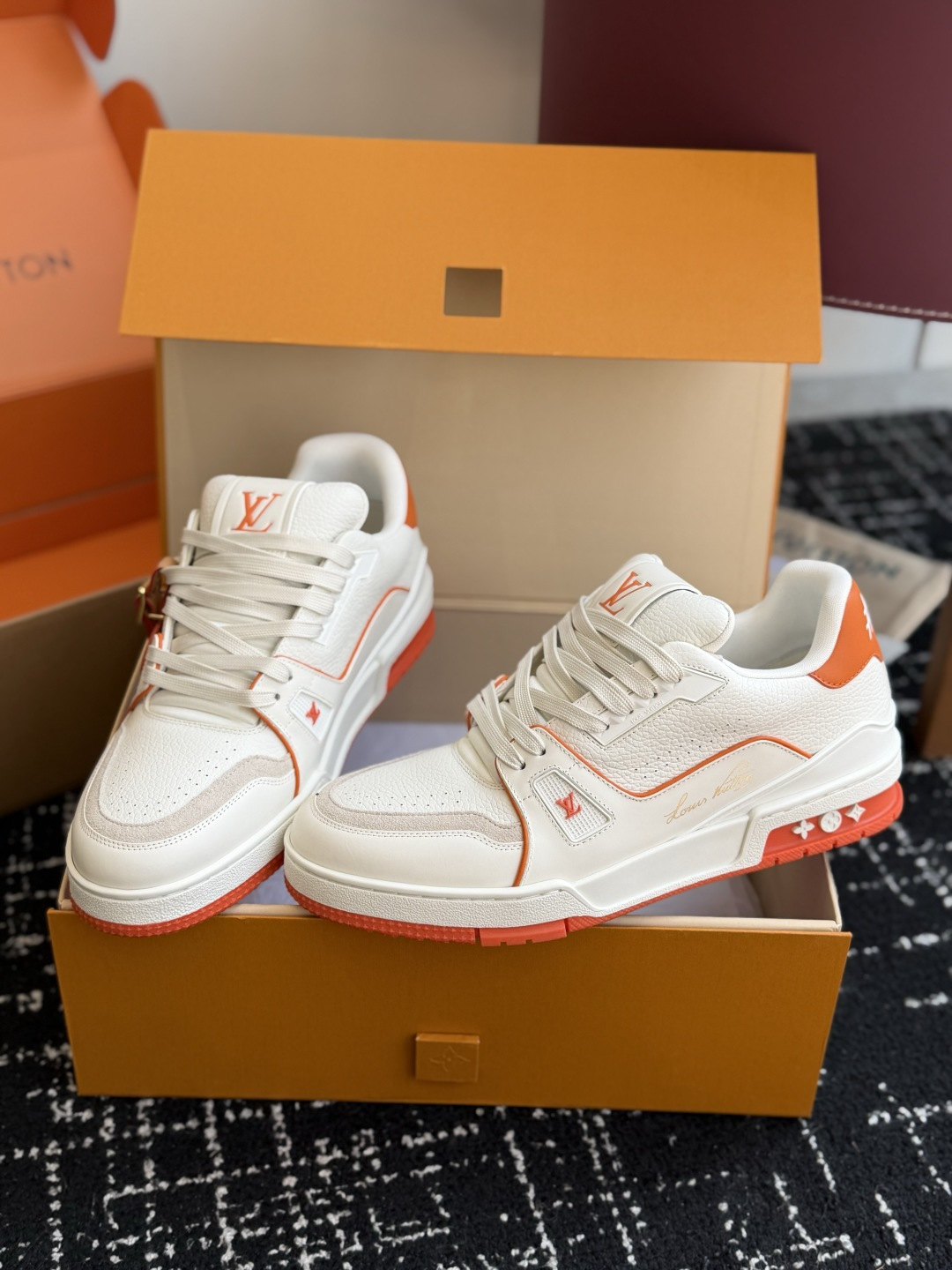 东莞代购级 LOUIS VUITTON Trainer lv休闲鞋皮革 圆头系带 字母签名 低帮 板鞋 鸳鸯 男女同款 东莞代购级 LOUIS VUITTON Trainer lv休闲鞋皮革 圆头系带 字母签名 低帮 板鞋 鸳鸯 男女同款