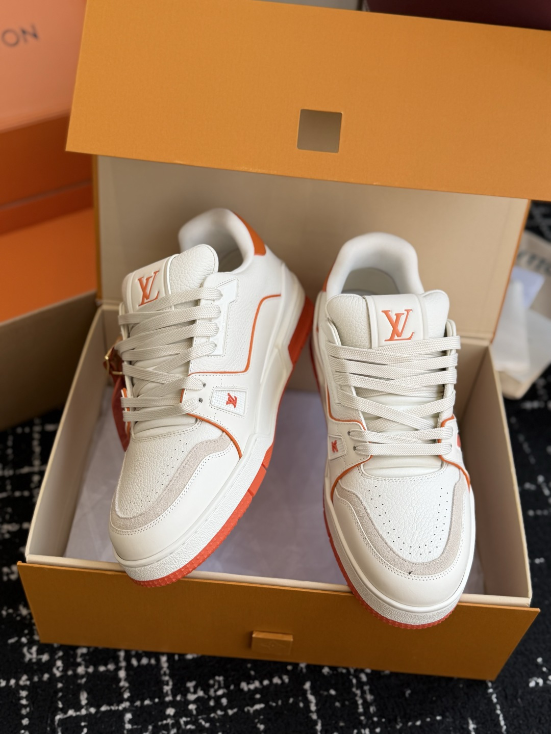 东莞代购级 LOUIS VUITTON Trainer lv休闲鞋皮革 圆头系带 字母签名 低帮 板鞋 鸳鸯 男女同款 东莞代购级 LOUIS VUITTON Trainer lv休闲鞋皮革 圆头系带 字母签名 低帮 板鞋 鸳鸯 男女同款