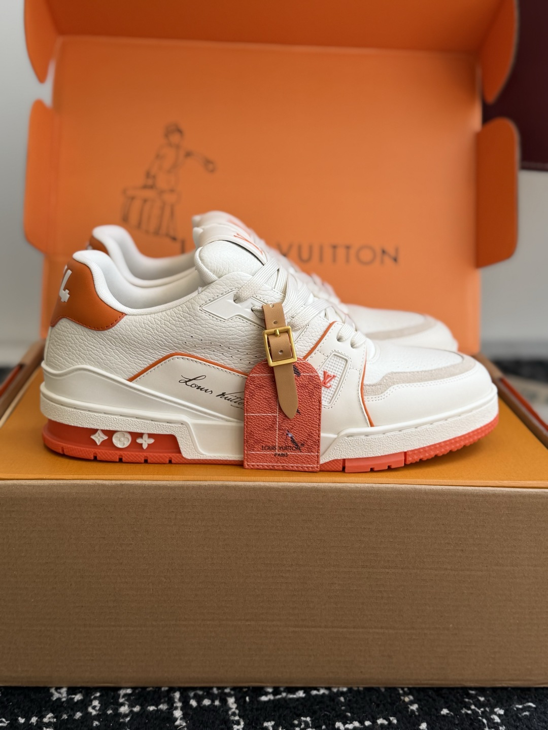 东莞代购级 LOUIS VUITTON Trainer lv休闲鞋皮革 圆头系带 字母签名 低帮 板鞋 鸳鸯 男女同款 东莞代购级 LOUIS VUITTON Trainer lv休闲鞋皮革 圆头系带 字母签名 低帮 板鞋 鸳鸯 男女同款