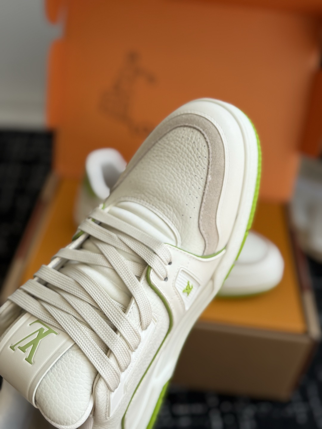 东莞代购级 LOUIS VUITTON Trainer lv休闲鞋皮革 圆头系带 字母签名 低帮 板鞋 鸳鸯 男女同款 东莞代购级 LOUIS VUITTON Trainer lv休闲鞋皮革 圆头系带 字母签名 低帮 板鞋 鸳鸯 男女同款
