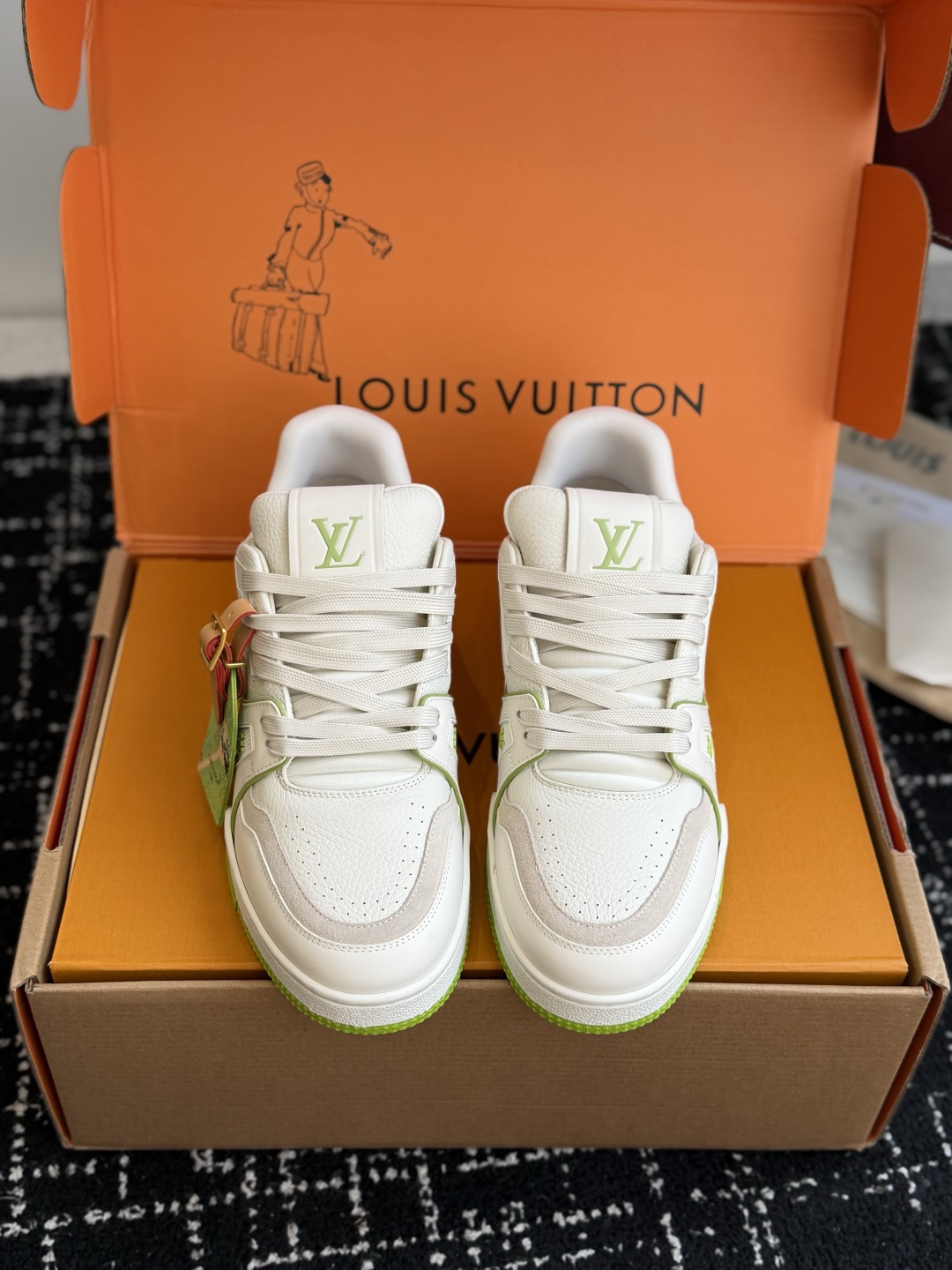 东莞代购级 LOUIS VUITTON Trainer lv休闲鞋皮革 圆头系带 字母签名 低帮 板鞋 鸳鸯 男女同款 东莞代购级 LOUIS VUITTON Trainer lv休闲鞋皮革 圆头系带 字母签名 低帮 板鞋 鸳鸯 男女同款
