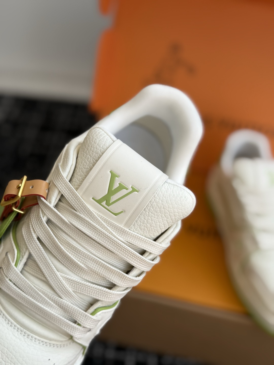 东莞代购级 LOUIS VUITTON Trainer lv休闲鞋皮革 圆头系带 字母签名 低帮 板鞋 鸳鸯 男女同款 东莞代购级 LOUIS VUITTON Trainer lv休闲鞋皮革 圆头系带 字母签名 低帮 板鞋 鸳鸯 男女同款
