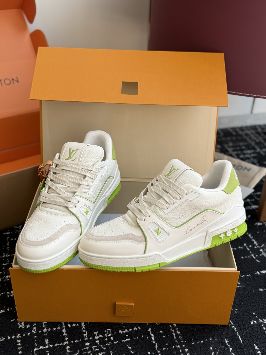 东莞代购级 LOUIS VUITTON Trainer lv休闲鞋皮革 圆头系带 字母签名 低帮 板鞋 鸳鸯 男女同款 东莞代购级 LOUIS VUITTON Trainer lv休闲鞋皮革 圆头系带 字母签名 低帮 板鞋 鸳鸯 男女同款
