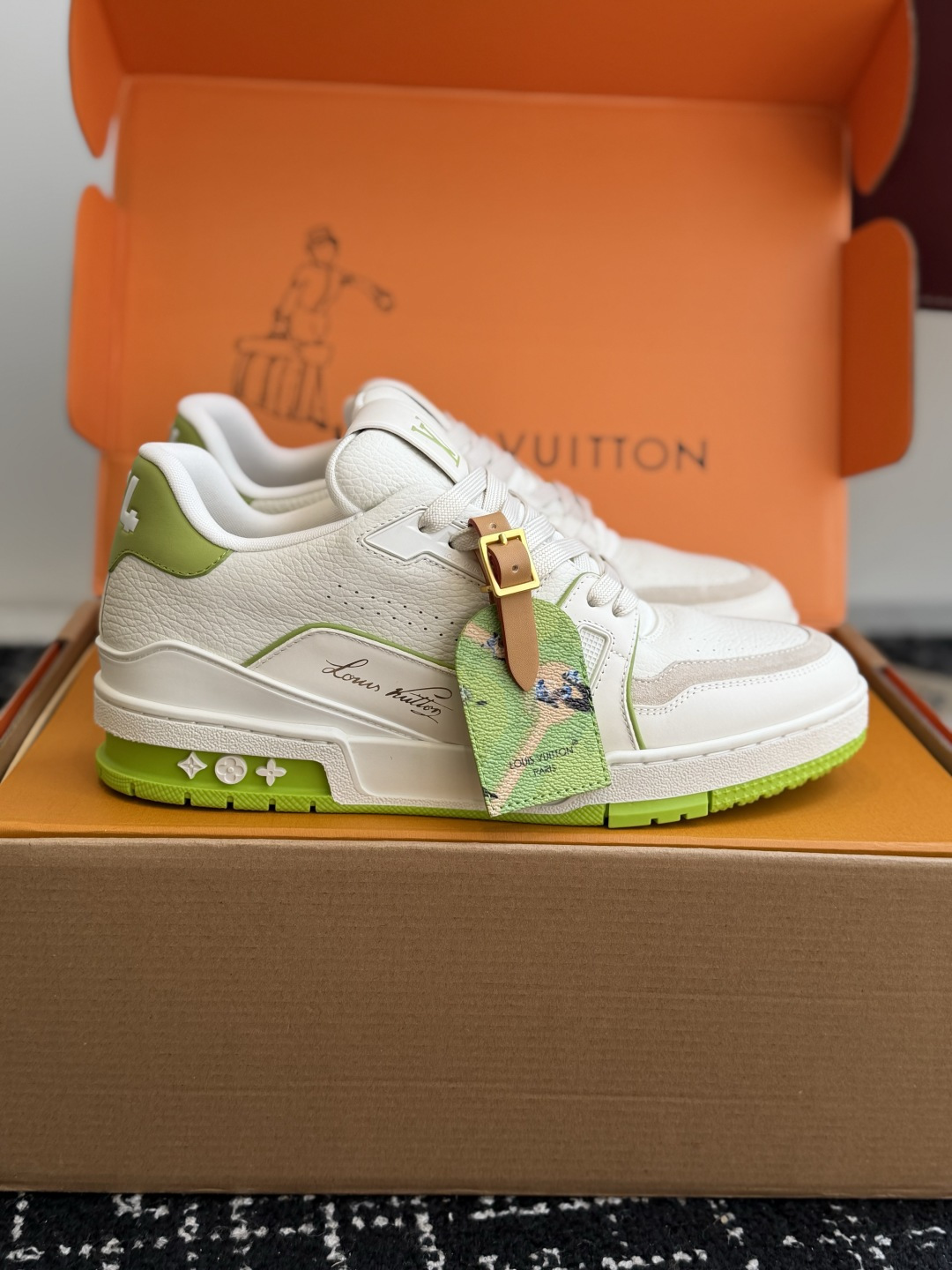 东莞代购级 LOUIS VUITTON Trainer lv休闲鞋皮革 圆头系带 字母签名 低帮 板鞋 鸳鸯 男女同款 东莞代购级 LOUIS VUITTON Trainer lv休闲鞋皮革 圆头系带 字母签名 低帮 板鞋 鸳鸯 男女同款