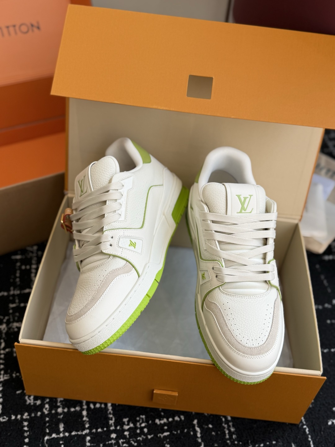 东莞代购级 LOUIS VUITTON Trainer lv休闲鞋皮革 圆头系带 字母签名 低帮 板鞋 鸳鸯 男女同款 东莞代购级 LOUIS VUITTON Trainer lv休闲鞋皮革 圆头系带 字母签名 低帮 板鞋 鸳鸯 男女同款