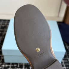 代购级 Prada 新品短靴 经典回味的P家鞋底 搭配经典切尔西靴型 简约百搭又不乏辨识度 非常有个性的一款秋冬短靴 做 代购级 Prada 新品短靴 经典回味的P家鞋底 搭配经典切尔西靴型 简约百搭又不乏辨识度 非常有个性的一款秋冬短靴 做