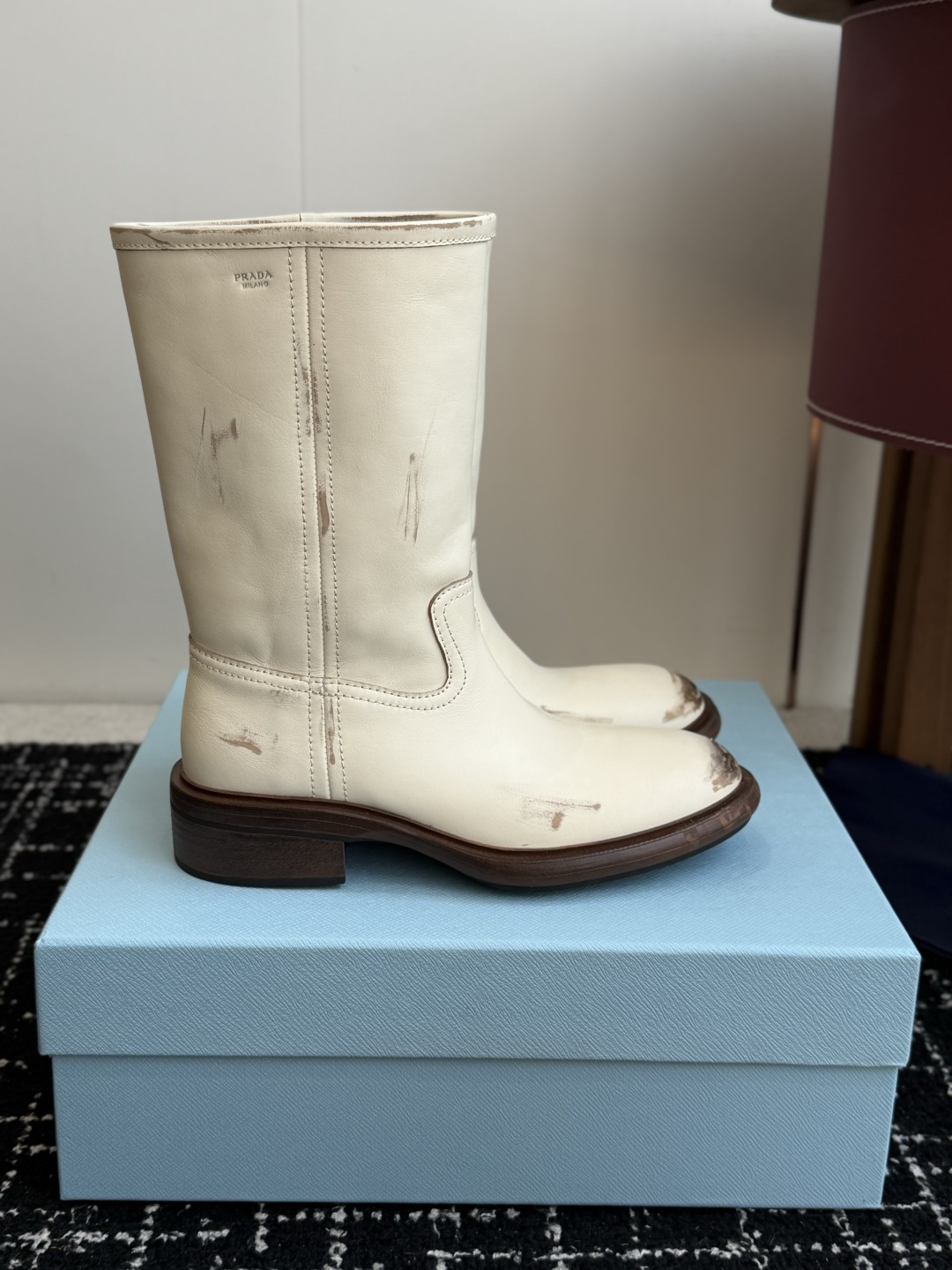 代购级 Prada 新品短靴 经典回味的P家鞋底 搭配经典切尔西靴型 简约百搭又不乏辨识度 非常有个性的一款秋冬短靴 做 代购级 Prada 新品短靴 经典回味的P家鞋底 搭配经典切尔西靴型 简约百搭又不乏辨识度 非常有个性的一款秋冬短靴 做
