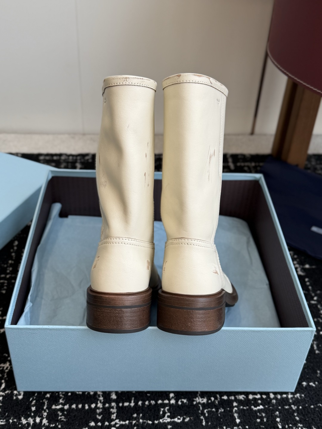 代购级 Prada 新品短靴 经典回味的P家鞋底 搭配经典切尔西靴型 简约百搭又不乏辨识度 非常有个性的一款秋冬短靴 做 代购级 Prada 新品短靴 经典回味的P家鞋底 搭配经典切尔西靴型 简约百搭又不乏辨识度 非常有个性的一款秋冬短靴 做