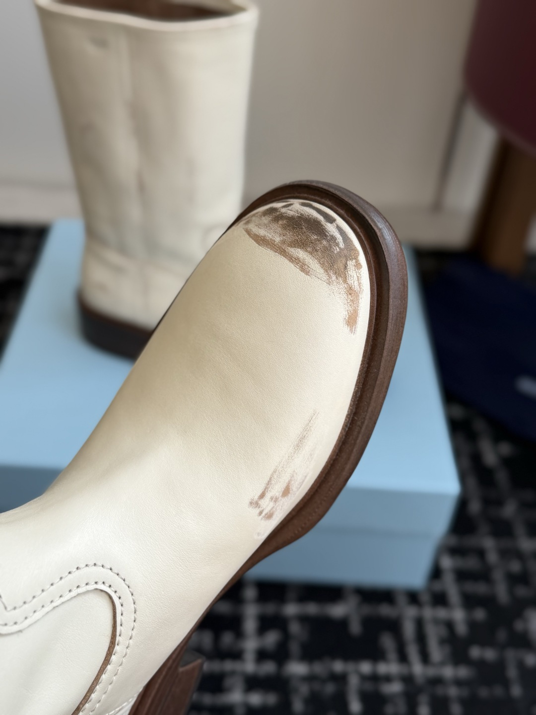 代购级 Prada 新品短靴 经典回味的P家鞋底 搭配经典切尔西靴型 简约百搭又不乏辨识度 非常有个性的一款秋冬短靴 做 代购级 Prada 新品短靴 经典回味的P家鞋底 搭配经典切尔西靴型 简约百搭又不乏辨识度 非常有个性的一款秋冬短靴 做
