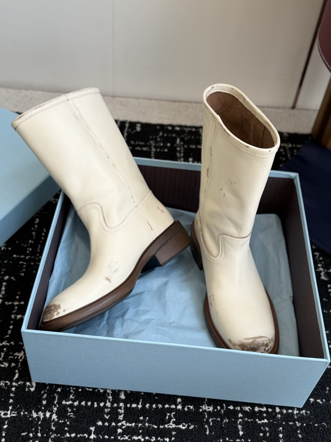 代购级 Prada 新品短靴 经典回味的P家鞋底 搭配经典切尔西靴型 简约百搭又不乏辨识度 非常有个性的一款秋冬短靴 做 代购级 Prada 新品短靴 经典回味的P家鞋底 搭配经典切尔西靴型 简约百搭又不乏辨识度 非常有个性的一款秋冬短靴 做