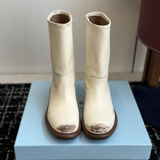 代购级 Prada 新品短靴 经典回味的P家鞋底 搭配经典切尔西靴型 简约百搭又不乏辨识度 非常有个性的一款秋冬短靴 做 代购级 Prada 新品短靴 经典回味的P家鞋底 搭配经典切尔西靴型 简约百搭又不乏辨识度 非常有个性的一款秋冬短靴 做