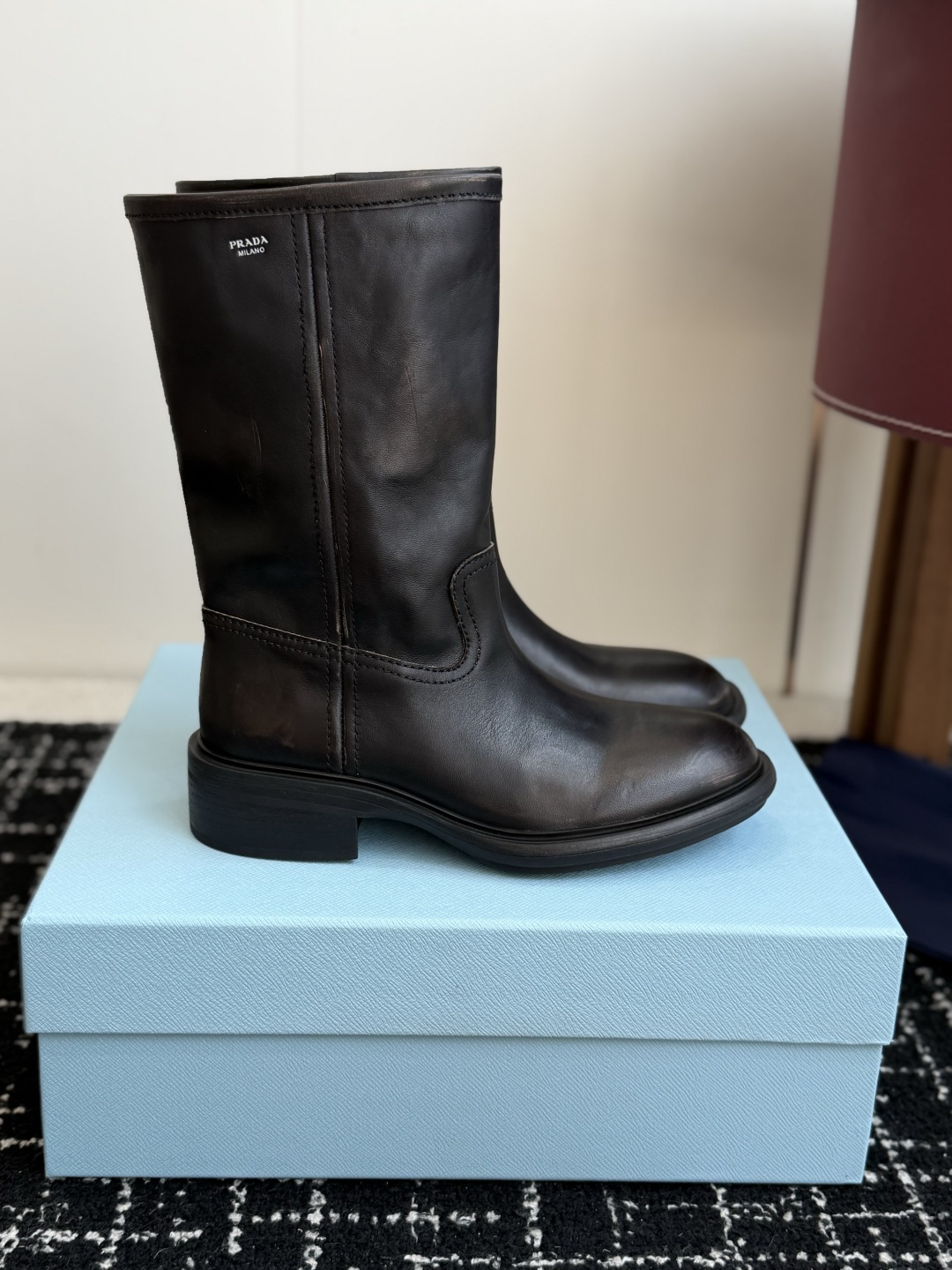 代购级 Prada 新品短靴 经典回味的P家鞋底 搭配经典切尔西靴型 简约百搭又不乏辨识度 非常有个性的一款秋冬短靴 做 代购级 Prada 新品短靴 经典回味的P家鞋底 搭配经典切尔西靴型 简约百搭又不乏辨识度 非常有个性的一款秋冬短靴 做