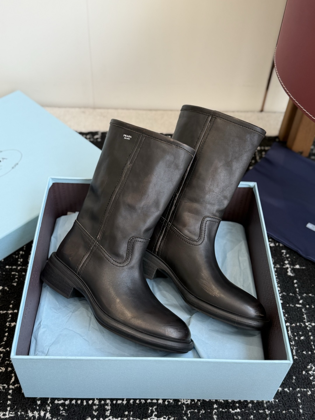 代购级 Prada 新品短靴 经典回味的P家鞋底 搭配经典切尔西靴型 简约百搭又不乏辨识度 非常有个性的一款秋冬短靴 做 代购级 Prada 新品短靴 经典回味的P家鞋底 搭配经典切尔西靴型 简约百搭又不乏辨识度 非常有个性的一款秋冬短靴 做
