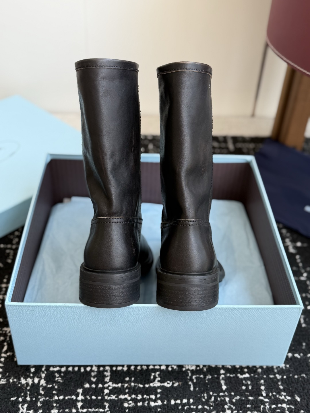 代购级 Prada 新品短靴 经典回味的P家鞋底 搭配经典切尔西靴型 简约百搭又不乏辨识度 非常有个性的一款秋冬短靴 做 代购级 Prada 新品短靴 经典回味的P家鞋底 搭配经典切尔西靴型 简约百搭又不乏辨识度 非常有个性的一款秋冬短靴 做