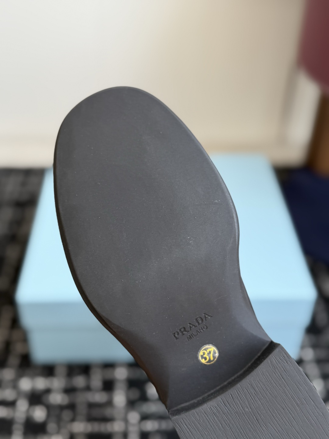 代购级 Prada 新品短靴 经典回味的P家鞋底 搭配经典切尔西靴型 简约百搭又不乏辨识度 非常有个性的一款秋冬短靴 做 代购级 Prada 新品短靴 经典回味的P家鞋底 搭配经典切尔西靴型 简约百搭又不乏辨识度 非常有个性的一款秋冬短靴 做