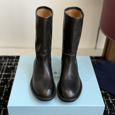 代购级 Prada 新品短靴 经典回味的P家鞋底 搭配经典切尔西靴型 简约百搭又不乏辨识度 非常有个性的一款秋冬短靴 做 代购级 Prada 新品短靴 经典回味的P家鞋底 搭配经典切尔西靴型 简约百搭又不乏辨识度 非常有个性的一款秋冬短靴 做