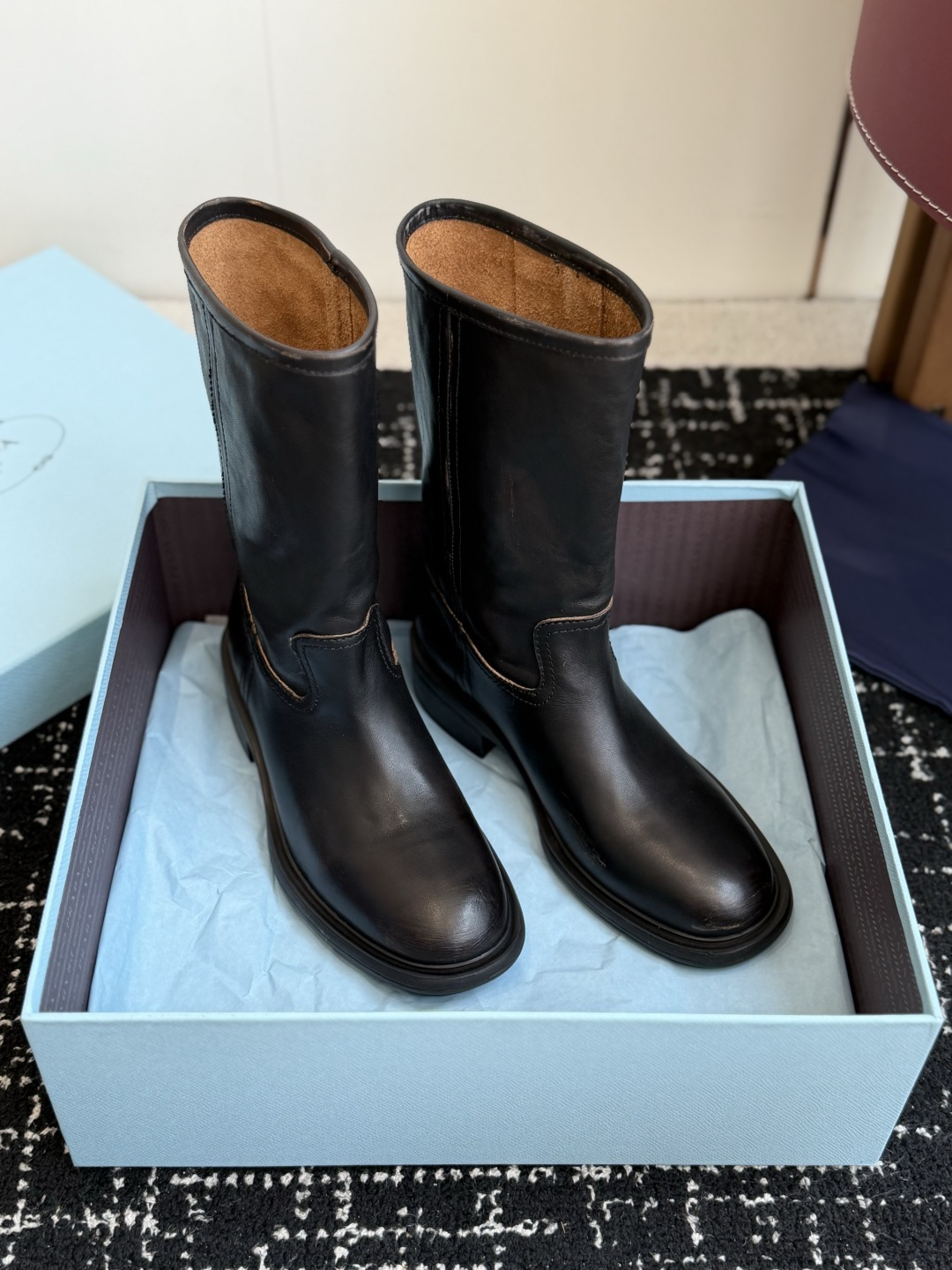 代购级 Prada 新品短靴 经典回味的P家鞋底 搭配经典切尔西靴型 简约百搭又不乏辨识度 非常有个性的一款秋冬短靴 做 代购级 Prada 新品短靴 经典回味的P家鞋底 搭配经典切尔西靴型 简约百搭又不乏辨识度 非常有个性的一款秋冬短靴 做