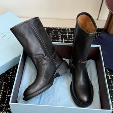 代购级 Prada 新品短靴 经典回味的P家鞋底 搭配经典切尔西靴型 简约百搭又不乏辨识度 非常有个性的一款秋冬短靴 做 代购级 Prada 新品短靴 经典回味的P家鞋底 搭配经典切尔西靴型 简约百搭又不乏辨识度 非常有个性的一款秋冬短靴 做