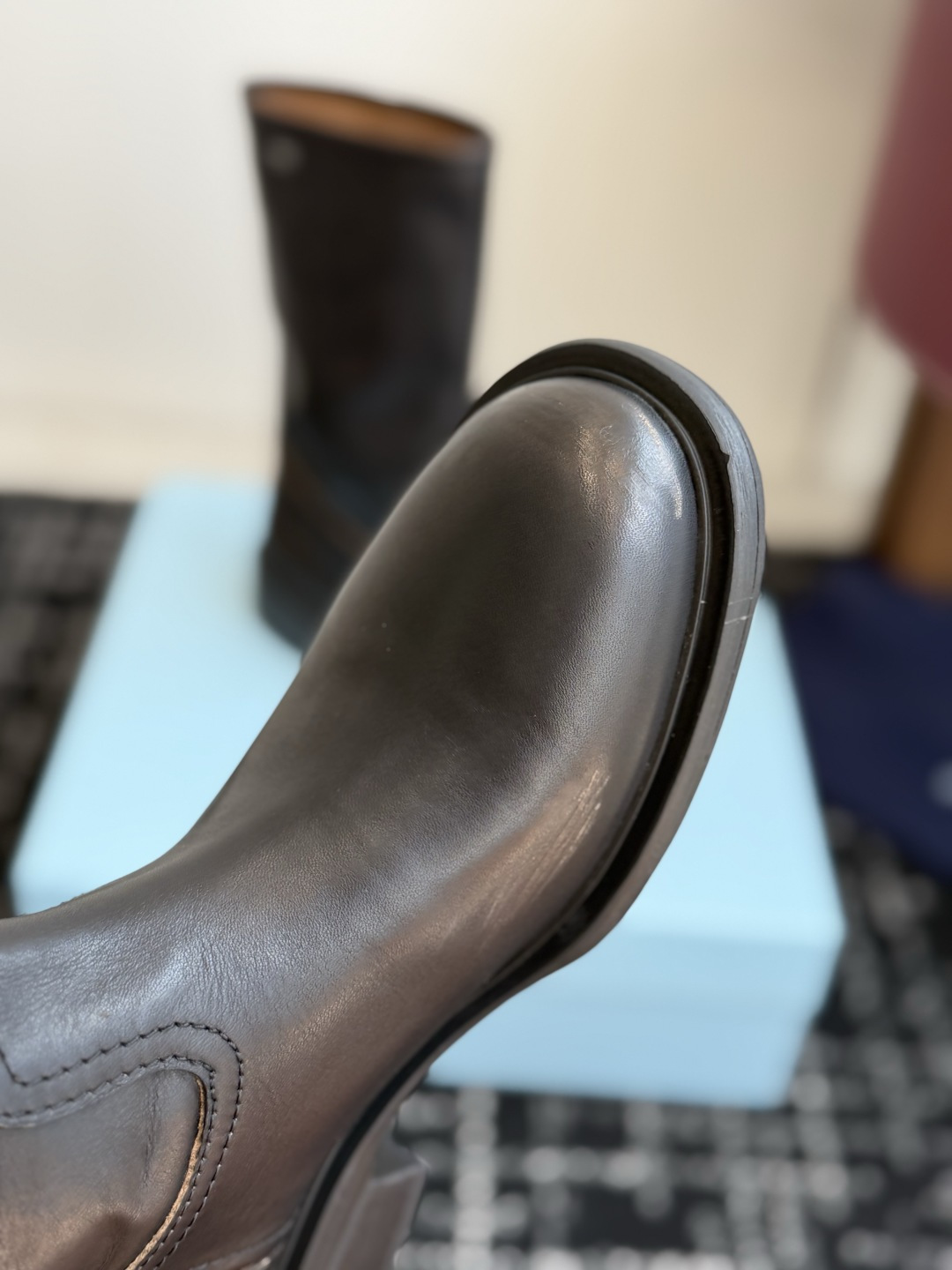 代购级 Prada 新品短靴 经典回味的P家鞋底 搭配经典切尔西靴型 简约百搭又不乏辨识度 非常有个性的一款秋冬短靴 做 代购级 Prada 新品短靴 经典回味的P家鞋底 搭配经典切尔西靴型 简约百搭又不乏辨识度 非常有个性的一款秋冬短靴 做