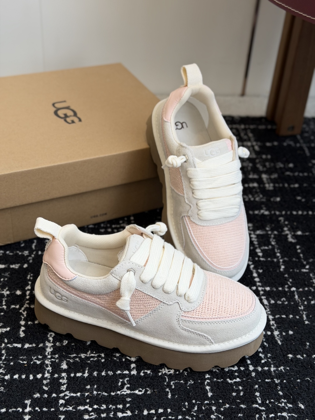 东莞代购级 UGG 26ss新款 女款舒适低帮圆头拼色圣盖茨休闲鞋 宽头的设计非常适合想要舒适度的姐妹👭,厚底完美增高 东莞代购级 UGG 26ss新款 女款舒适低帮圆头拼色圣盖茨休闲鞋 宽头的设计非常适合想要舒适度的姐妹👭,厚底完美增高
