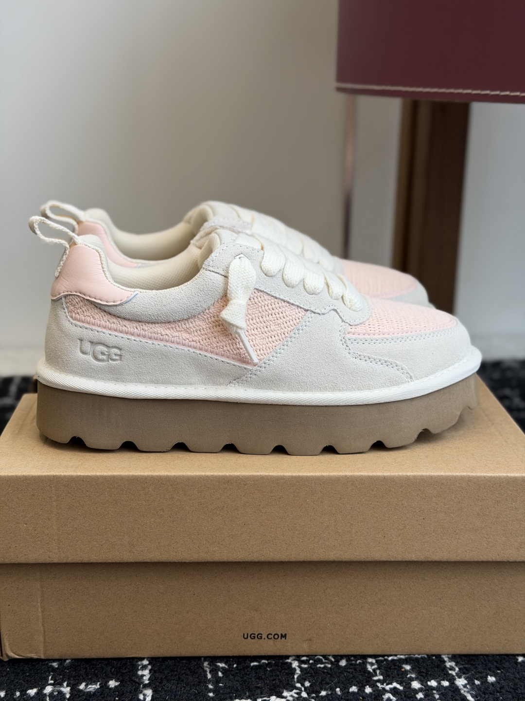 东莞代购级 UGG 26ss新款 女款舒适低帮圆头拼色圣盖茨休闲鞋 宽头的设计非常适合想要舒适度的姐妹👭,厚底完美增高 东莞代购级 UGG 26ss新款 女款舒适低帮圆头拼色圣盖茨休闲鞋 宽头的设计非常适合想要舒适度的姐妹👭,厚底完美增高