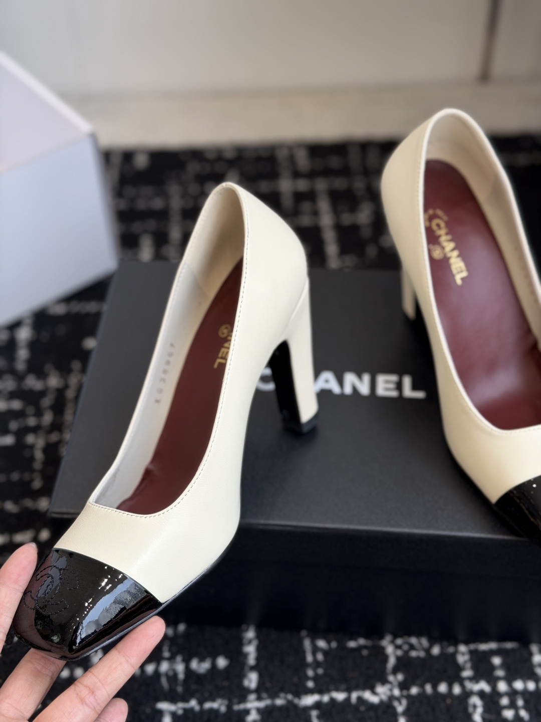 代购级 CHANEL小香 26ss 高跟鞋 复古法式优雅感,高级感十足 香奶奶高鞋,最近很火的一双凉鞋!大方头设计直接 代购级 CHANEL小香 26ss 高跟鞋 复古法式优雅感,高级感十足 香奶奶高鞋,最近很火的一双凉鞋!大方头设计直接