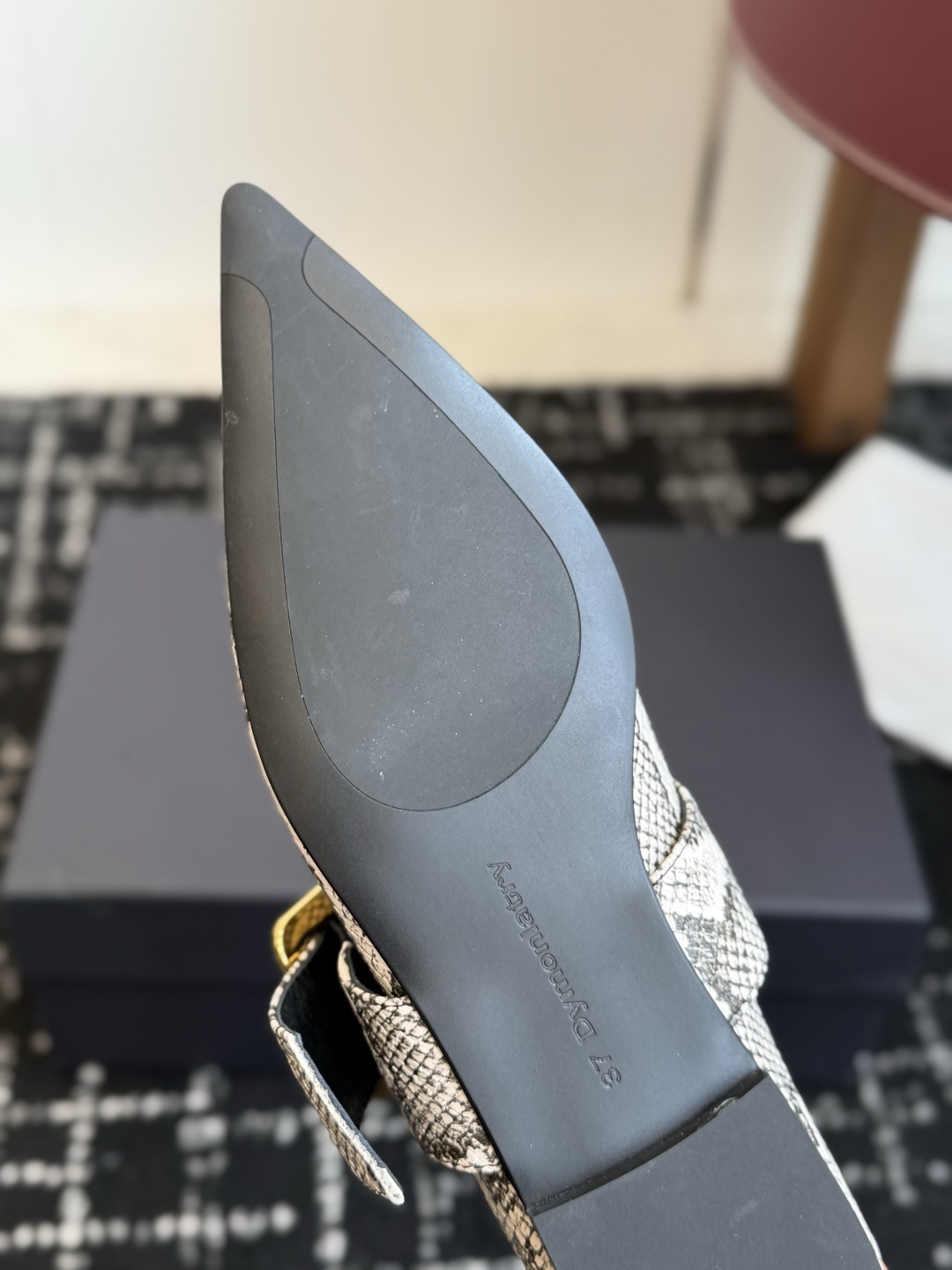 代购级 DYMONLATRY 小众设计师新款尖头 玛丽珍 单鞋 独特的皮纹,驾驭各种街头造型 原版开模定制线条数据为极简 代购级 DYMONLATRY 小众设计师新款尖头 玛丽珍 单鞋 独特的皮纹,驾驭各种街头造型 原版开模定制线条数据为极简