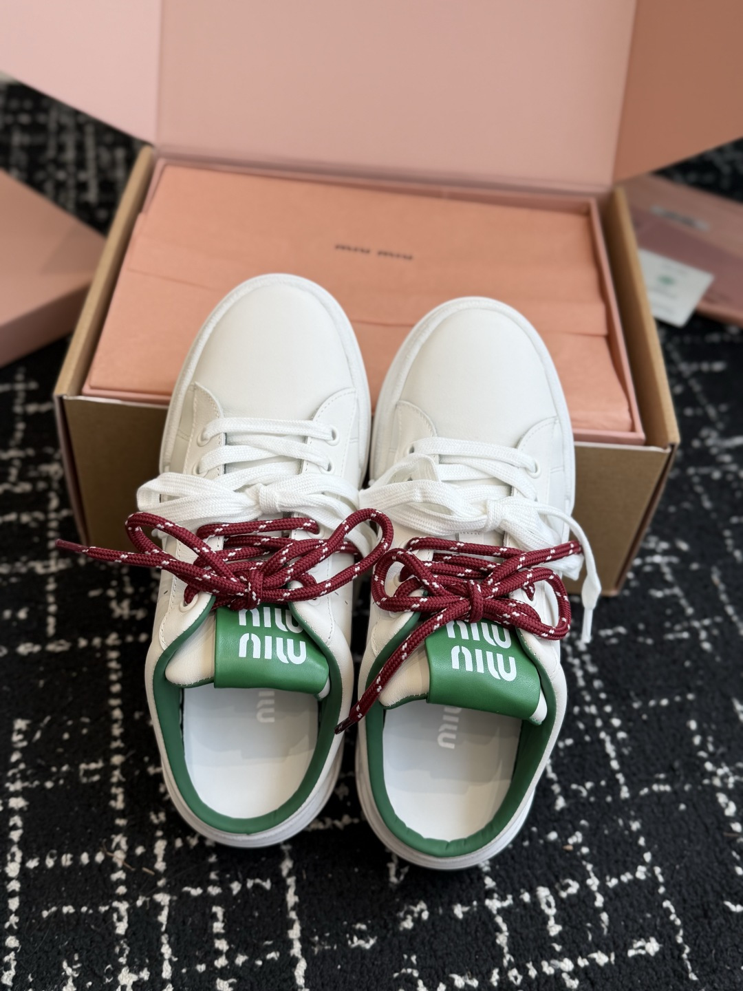 代购级 Miu Miu 26ss 缪缪厚底饼干底 26ss 新款英伦风系带 小白鞋 休闲拖鞋 MiuMiu秀场适当独一无 代购级 Miu Miu 26ss 缪缪厚底饼干底 26ss 新款英伦风系带 小白鞋 休闲拖鞋 MiuMiu秀场适当独一无