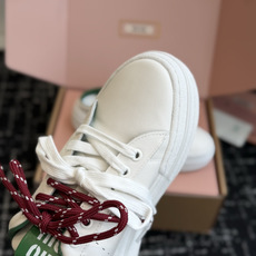 代购级 Miu Miu 26ss 缪缪厚底饼干底 26ss 新款英伦风系带 小白鞋 休闲拖鞋 MiuMiu秀场适当独一无 代购级 Miu Miu 26ss 缪缪厚底饼干底 26ss 新款英伦风系带 小白鞋 休闲拖鞋 MiuMiu秀场适当独一无