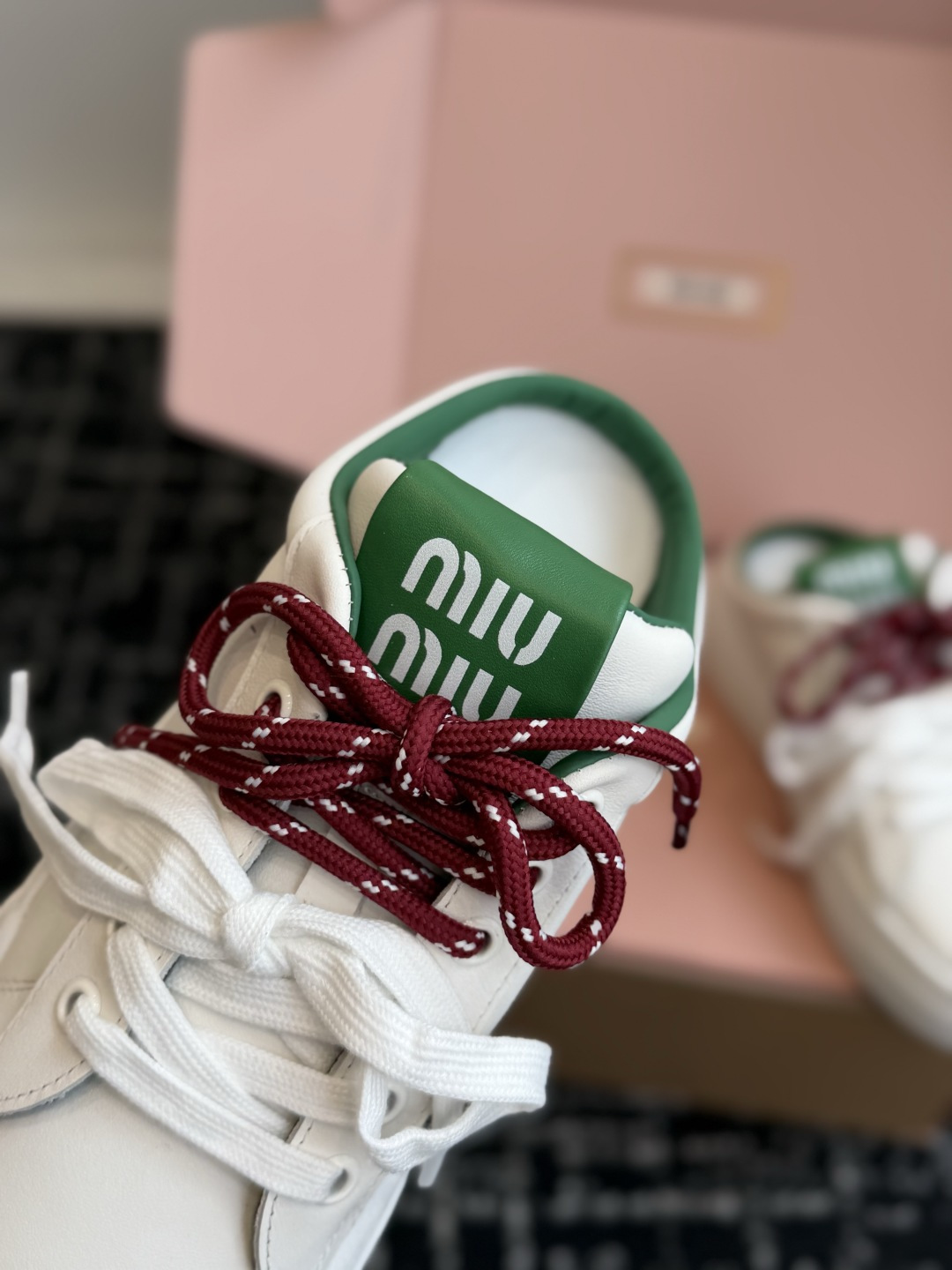 代购级 Miu Miu 26ss 缪缪厚底饼干底 26ss 新款英伦风系带 小白鞋 休闲拖鞋 MiuMiu秀场适当独一无 代购级 Miu Miu 26ss 缪缪厚底饼干底 26ss 新款英伦风系带 小白鞋 休闲拖鞋 MiuMiu秀场适当独一无