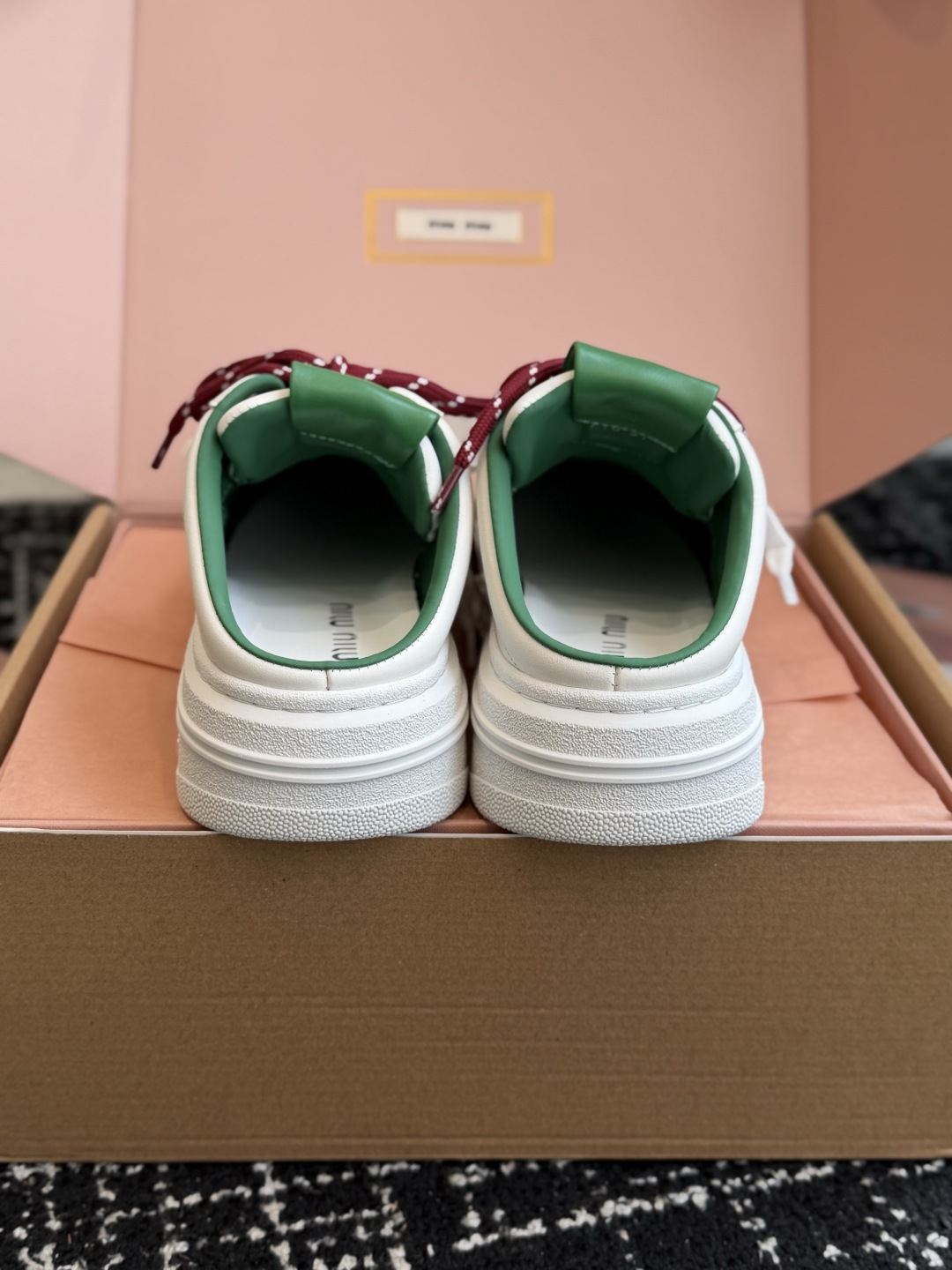代购级 Miu Miu 26ss 缪缪厚底饼干底 26ss 新款英伦风系带 小白鞋 休闲拖鞋 MiuMiu秀场适当独一无 代购级 Miu Miu 26ss 缪缪厚底饼干底 26ss 新款英伦风系带 小白鞋 休闲拖鞋 MiuMiu秀场适当独一无