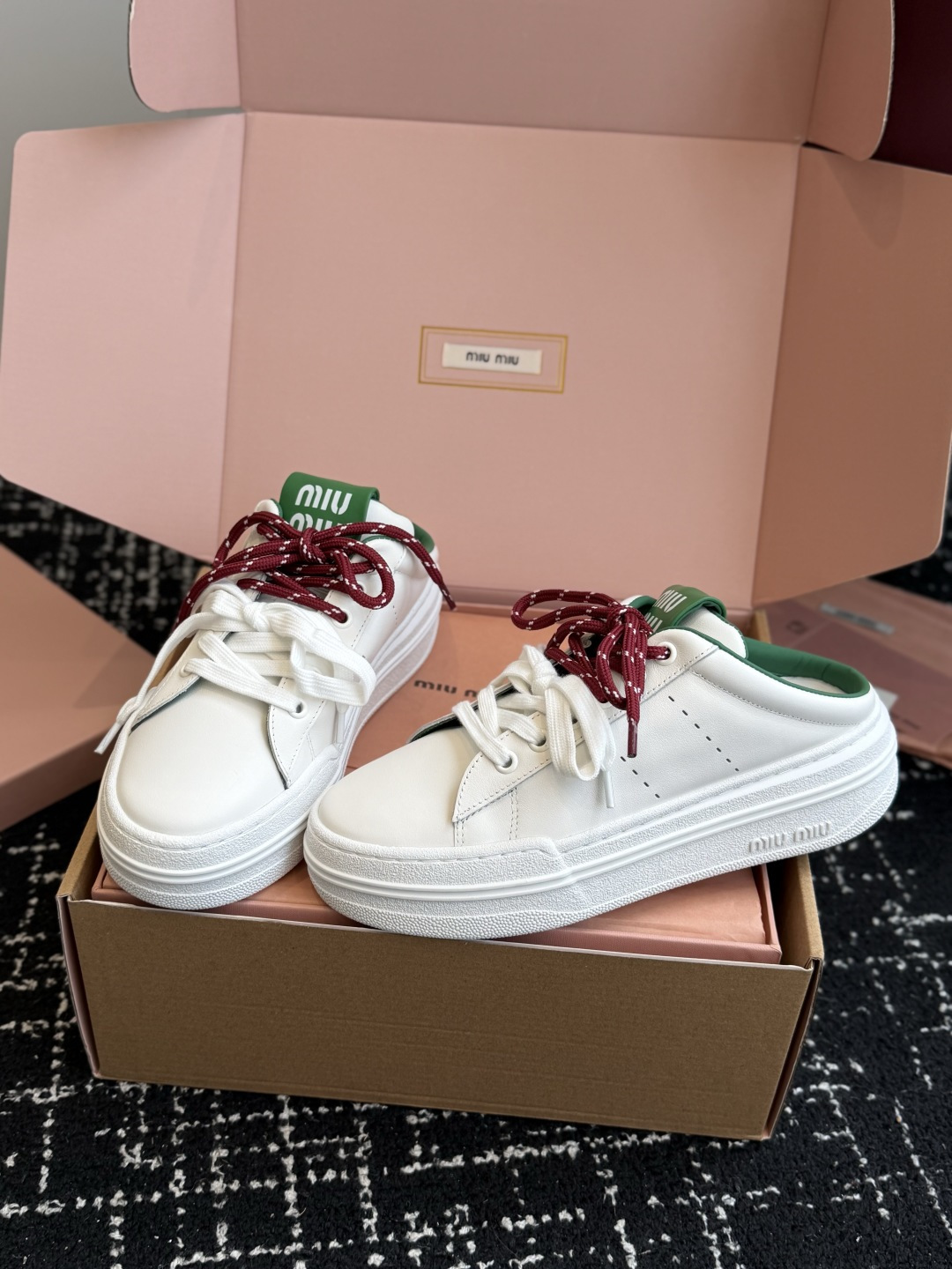 代购级 Miu Miu 26ss 缪缪厚底饼干底 26ss 新款英伦风系带 小白鞋 休闲拖鞋 MiuMiu秀场适当独一无 代购级 Miu Miu 26ss 缪缪厚底饼干底 26ss 新款英伦风系带 小白鞋 休闲拖鞋 MiuMiu秀场适当独一无