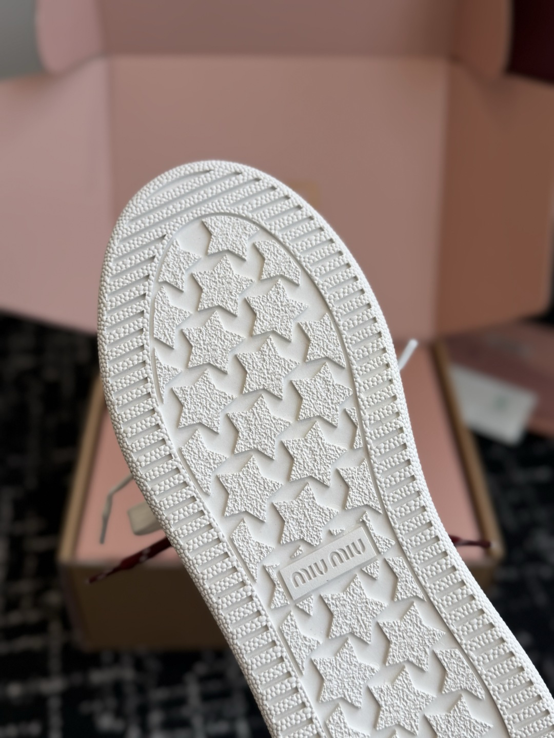 代购级 Miu Miu 26ss 缪缪厚底饼干底 26ss 新款英伦风系带 小白鞋 休闲拖鞋 MiuMiu秀场适当独一无 代购级 Miu Miu 26ss 缪缪厚底饼干底 26ss 新款英伦风系带 小白鞋 休闲拖鞋 MiuMiu秀场适当独一无