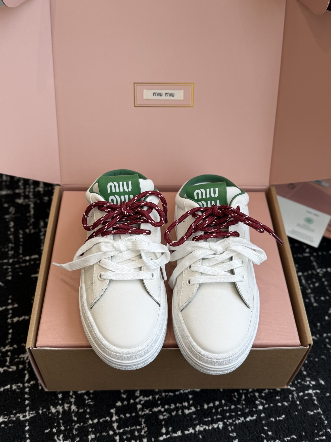 代购级 Miu Miu 26ss 缪缪厚底饼干底 26ss 新款英伦风系带 小白鞋 休闲拖鞋 MiuMiu秀场适当独一无 代购级 Miu Miu 26ss 缪缪厚底饼干底 26ss 新款英伦风系带 小白鞋 休闲拖鞋 MiuMiu秀场适当独一无