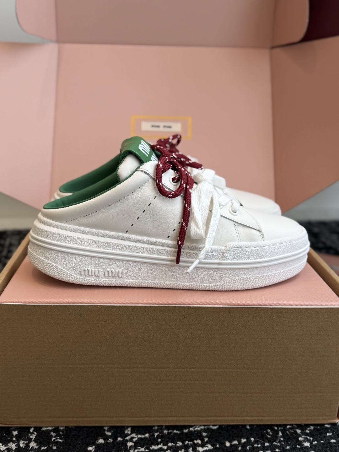 代购级 Miu Miu 26ss 缪缪厚底饼干底 26ss 新款英伦风系带 小白鞋 休闲拖鞋 MiuMiu秀场适当独一无 代购级 Miu Miu 26ss 缪缪厚底饼干底 26ss 新款英伦风系带 小白鞋 休闲拖鞋 MiuMiu秀场适当独一无