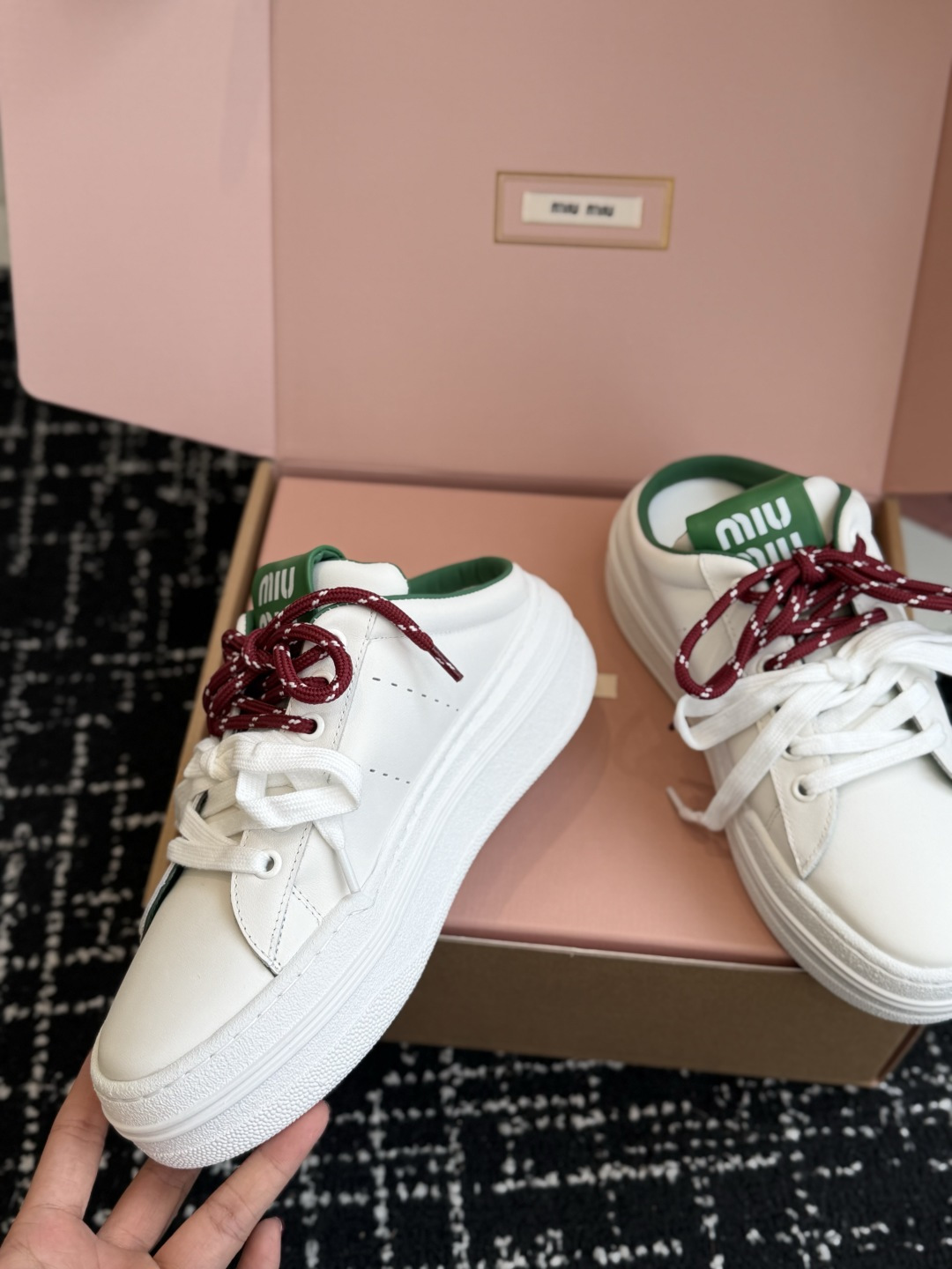 代购级 Miu Miu 26ss 缪缪厚底饼干底 26ss 新款英伦风系带 小白鞋 休闲拖鞋 MiuMiu秀场适当独一无 代购级 Miu Miu 26ss 缪缪厚底饼干底 26ss 新款英伦风系带 小白鞋 休闲拖鞋 MiuMiu秀场适当独一无
