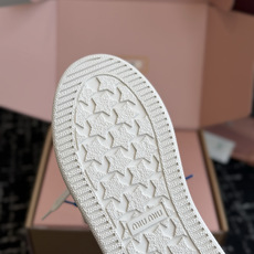 代购级 Miu Miu 26ss 缪缪厚底饼干底 26ss 新款英伦风系带 小白鞋 休闲拖鞋 MiuMiu秀场适当独一无 代购级 Miu Miu 26ss 缪缪厚底饼干底 26ss 新款英伦风系带 小白鞋 休闲拖鞋 MiuMiu秀场适当独一无