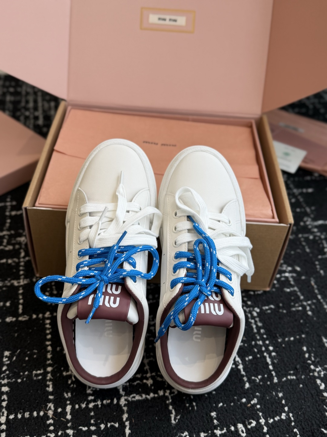 代购级 Miu Miu 26ss 缪缪厚底饼干底 26ss 新款英伦风系带 小白鞋 休闲拖鞋 MiuMiu秀场适当独一无 代购级 Miu Miu 26ss 缪缪厚底饼干底 26ss 新款英伦风系带 小白鞋 休闲拖鞋 MiuMiu秀场适当独一无